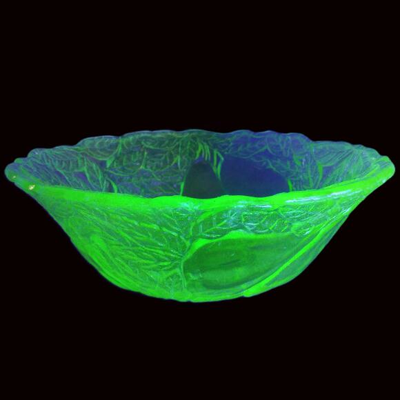 Rare Uranium Glass 9.25" Deep Bowl Vtg Indiana Glass No 601 Avocado Sweet Pear - Picture 1 of 10